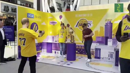 Juegos al aire libre con Mike Cooper animan a los hinchas de los Lakers ante los Nuggets