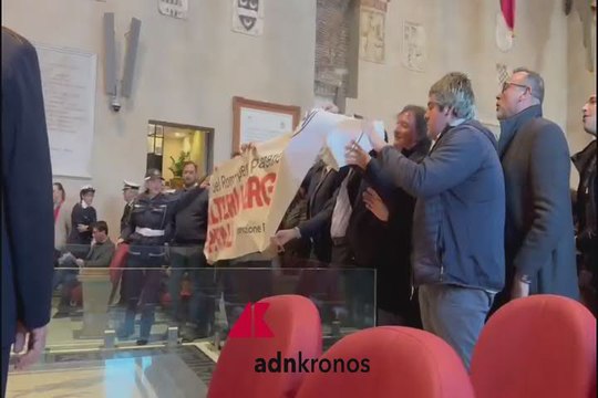 Roma, bagarre in Campidoglio su spese manifestazione per l'Europa: la protesta di FdI - Video