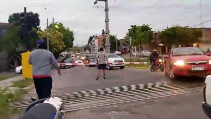 Barrera trabada en avenida usandivaras