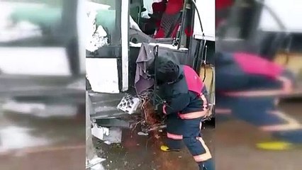 Yolcu otobüsü bariyere saplandı