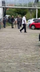 Trio acusado pela morte de Igor Peretto chega para audiência em fórum de PG e suposto assassino sorri para populares; ASSISTA