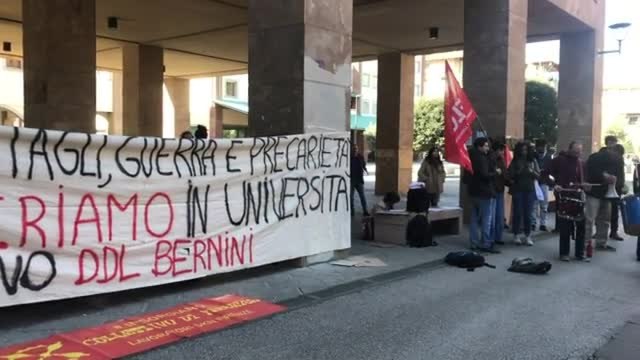 La protesta dei ricercatori precari all'Università di Firenze: «Dopo il dottorato solo il 10% riesce e a rimanere»