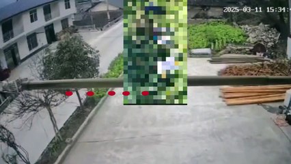 Pemotor Nabrak Hingga Mental Masuk Rumah, Warga Kebingungan