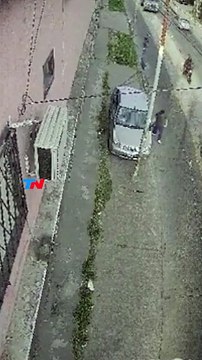 VIDEO: ¡Perdió el control! Conductor de un camión atropelló a un conductor y un ciclista