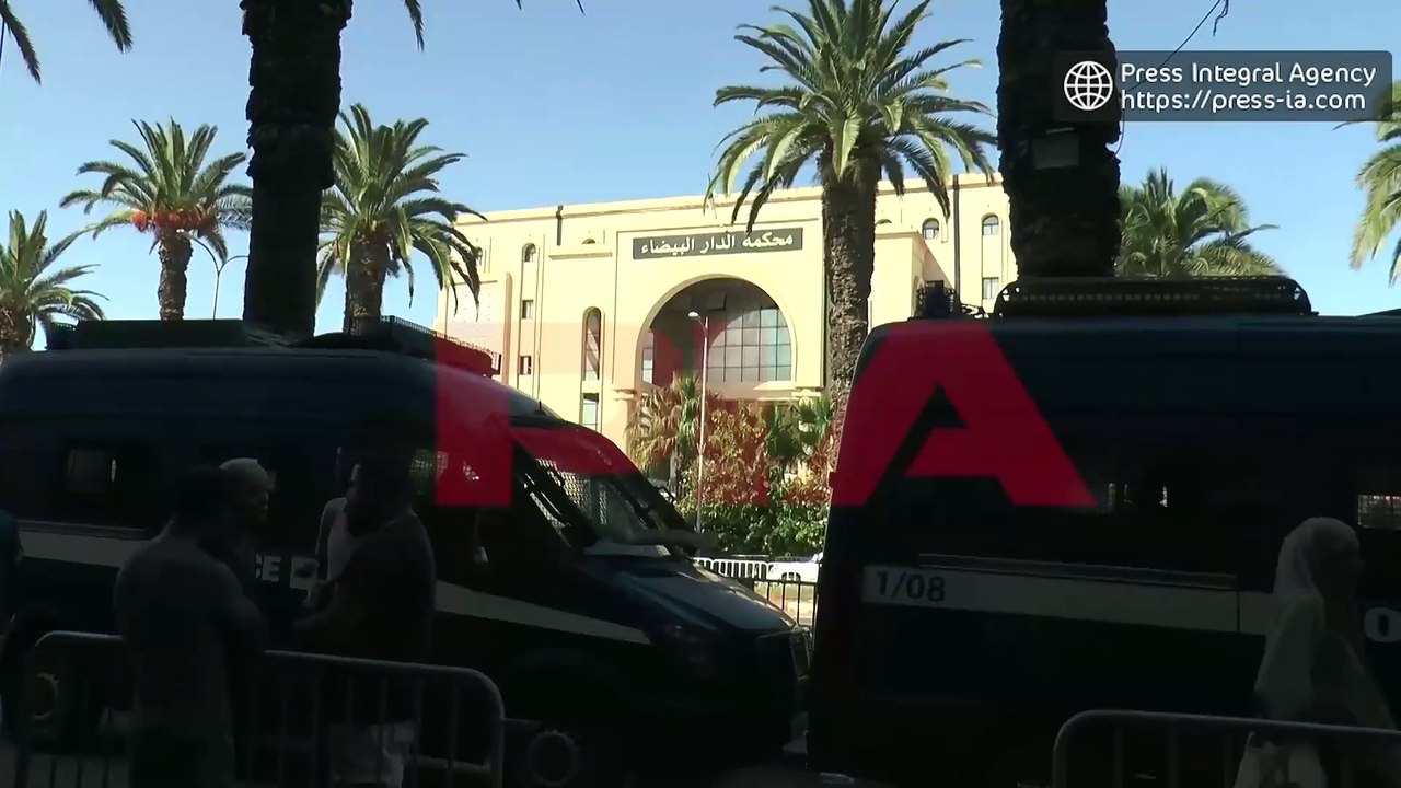 المشاهد الأولى لمثول الكاتب بوعلام صنصال بتهم المساس بالوحدة الوطنية ٬ أمام محكمة الدار البيضاء بالجزائر العاصمة ، الذي تطالب فرنسا بإطلاق سراحه