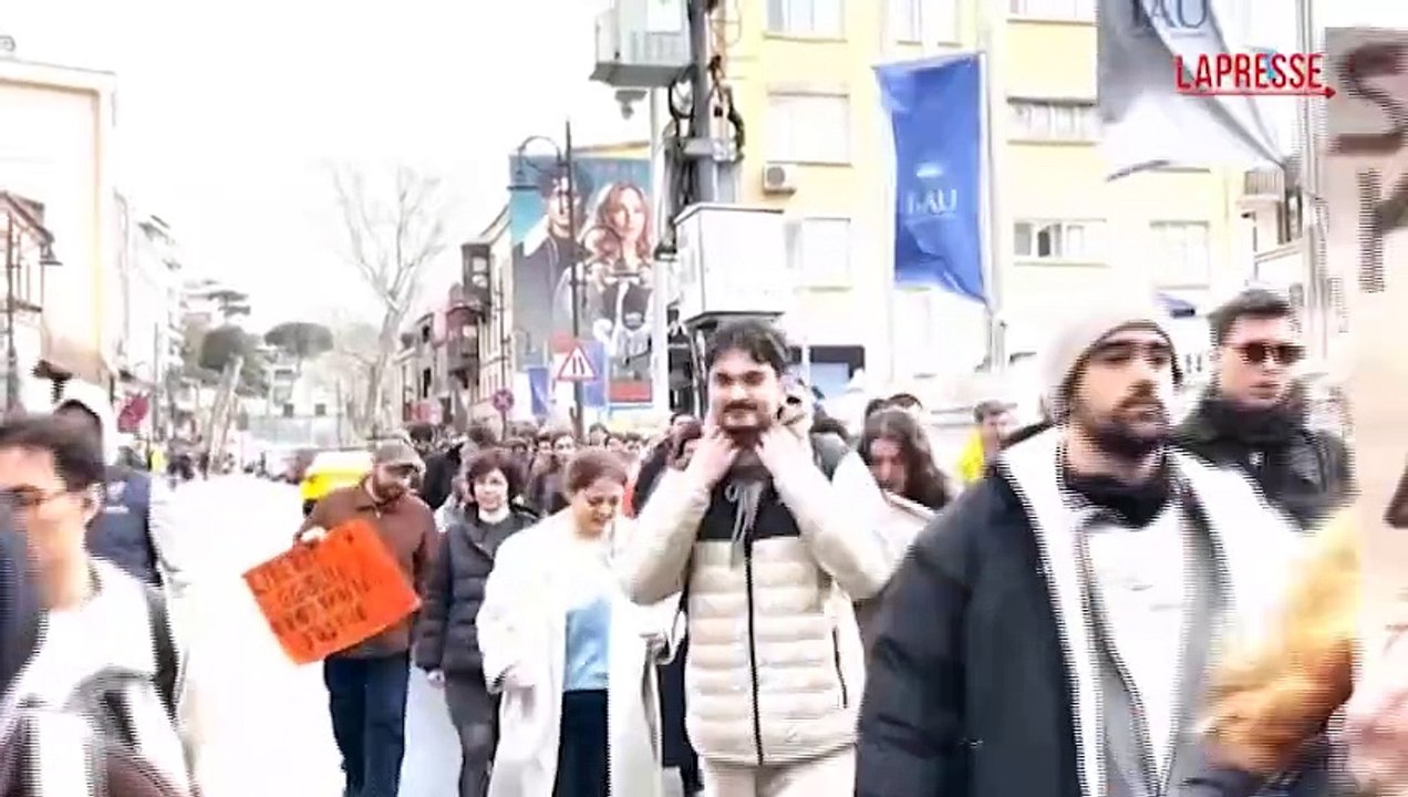 Turchia, la marcia degli studenti a Istanbul per protestare contro l'arresto del sindaco Imamoglu