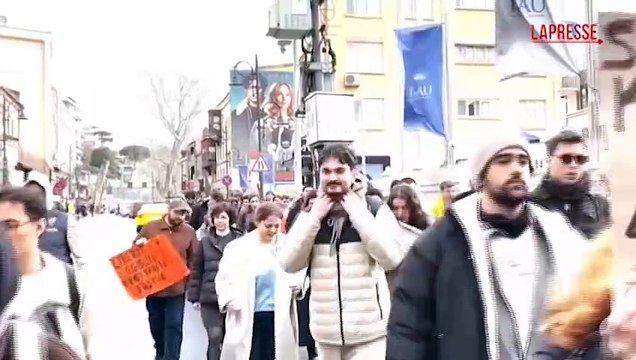 Turchia, la marcia degli studenti a Istanbul per protestare contro l'arresto del sindaco Imamoglu