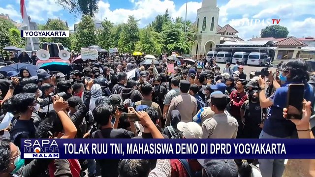 Begini Suasana Demo Tolak RUU TNI di Depan Gedung DPR pada Malam Hari