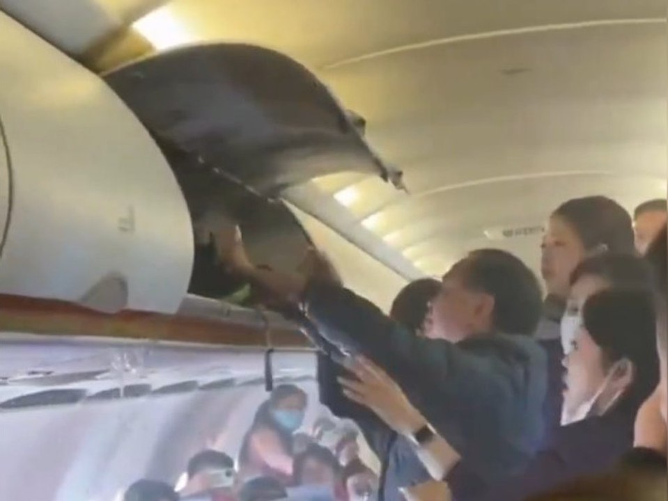 Feuer in Flugzeug - Passagiere löschen mit Wasserflaschen