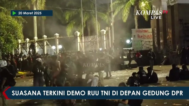 Massa Demo Tolak Revisi UU TNI Jebol Pagar DPR RI