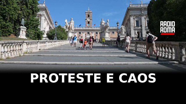 Campidoglio, proteste e caos in aula