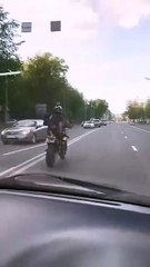 VIDEO: ¡Se estrelló! Manejaba su moto a ‘caballito’, perdió el control y falleció