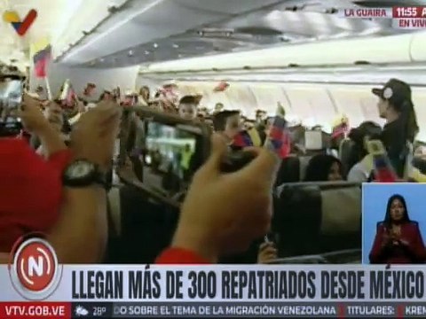 Repatriados entonan al unísono las gloriosas notas del Himno Nacional tras su llegada al país