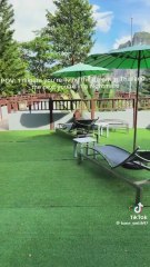 Su idílico baño en una psicina de Tailandia se convierte de repente en una escena de terror