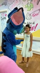 Menina de Blumenau vence câncer no cérebro, toca o sino da cura e emociona