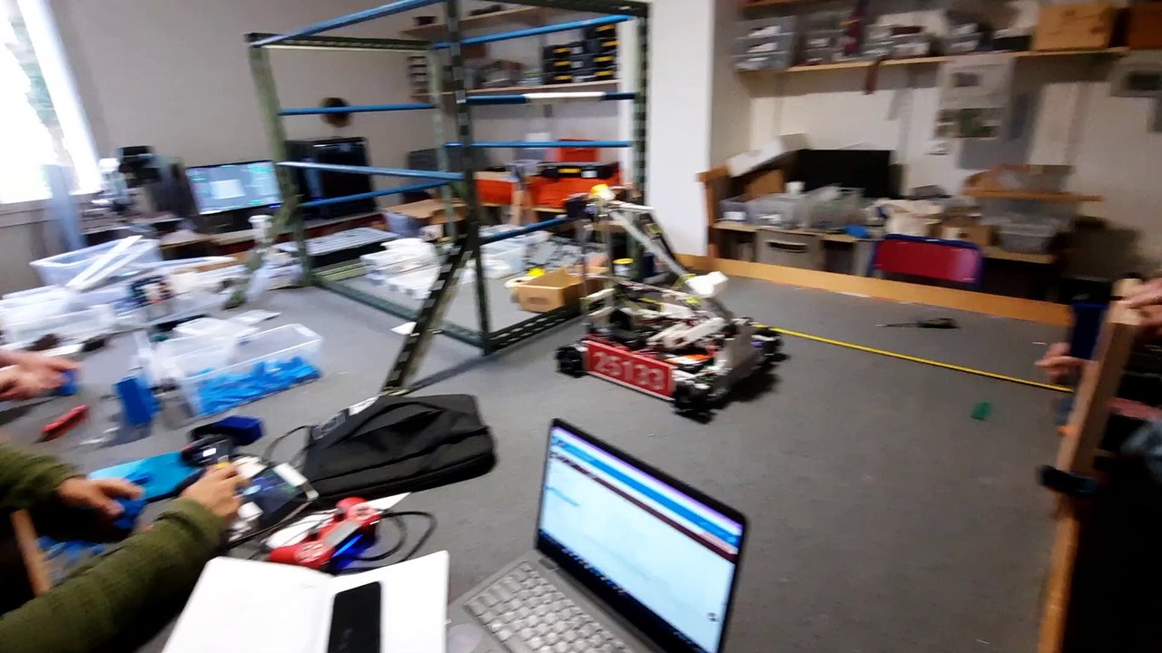 Derniers tests pour le robot du club We Robot de Gaillon avant le Défi Robotique 2025