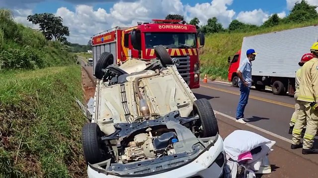 Capotamento mobiliza Corpo de Bombeiros na BR-277, em Cascavel