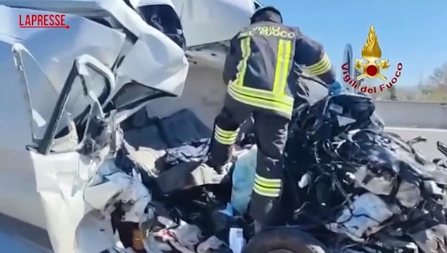 Ancona, un morto in incidente in A14 : le immagini del furgone accartocciato