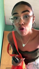 Jovem é convidada para encontro em restaurante popular