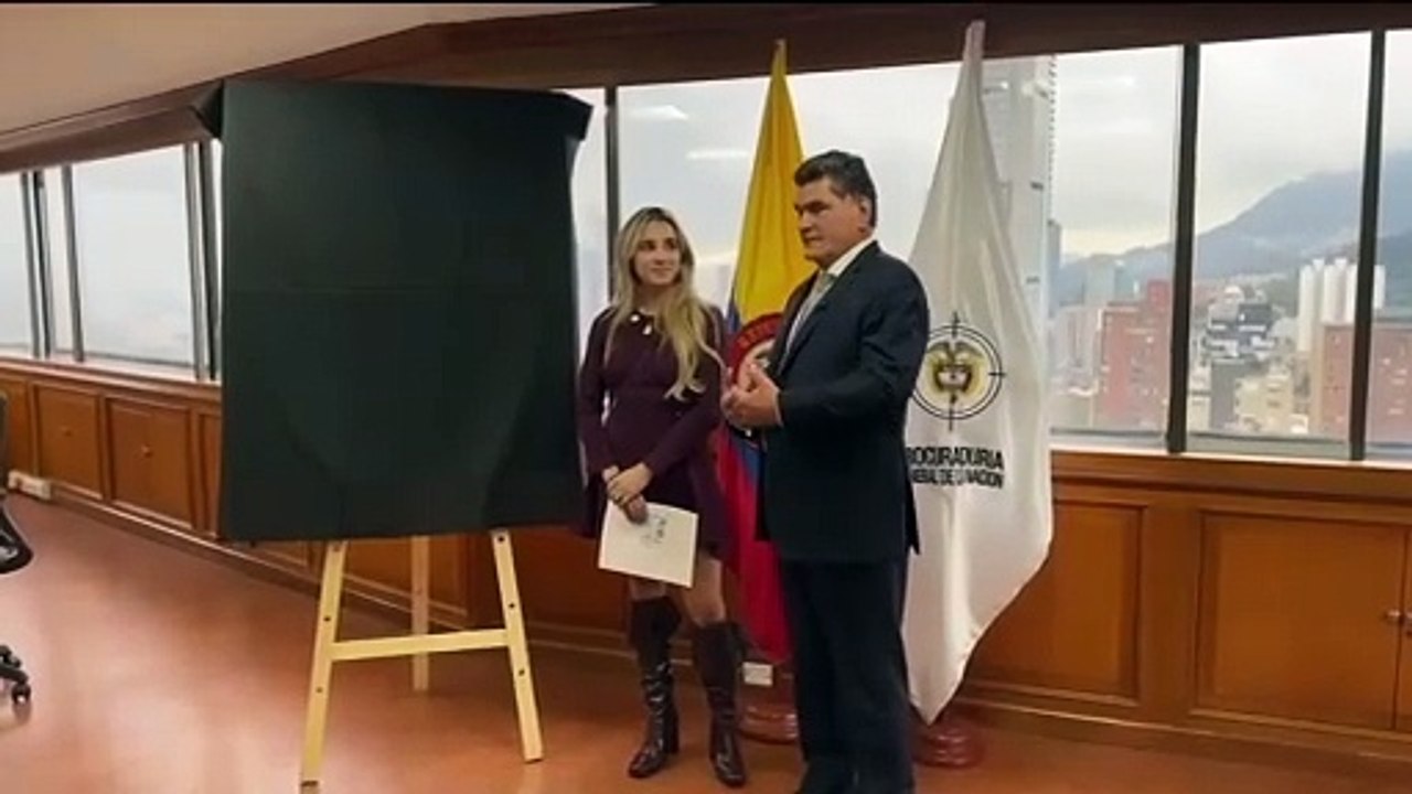 María E. Panesso dona su obra "Felicidad" a la Procuraduría General de la Nación