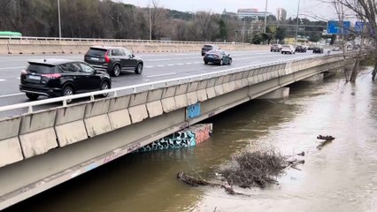 Preocupación entre los bomberos por la imparable crecida del Manzanares en la M-30