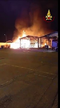 MILANO. INCENDIO NELLA NOTTE AL MERCATO ORTOFRUTTICOLO, DISTRUTTI 3 CAPANNONI (20.03.25)