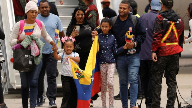 Más de 300 migrantes venezolanos son deportados desde México