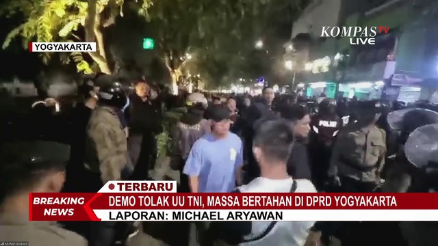 Terbaru! Situasi Demo Tolak RUU TNI, Mahasiswa Bertahan di Gedung DPRD Yogyakarta hingga Malam Hari