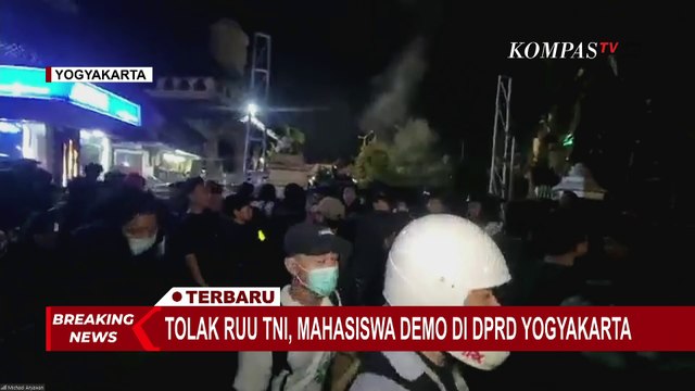 Demo Tolak UU TNI, Massa Masih Bertahan di DPRD Yogyakarta Hingga Tengah Malam