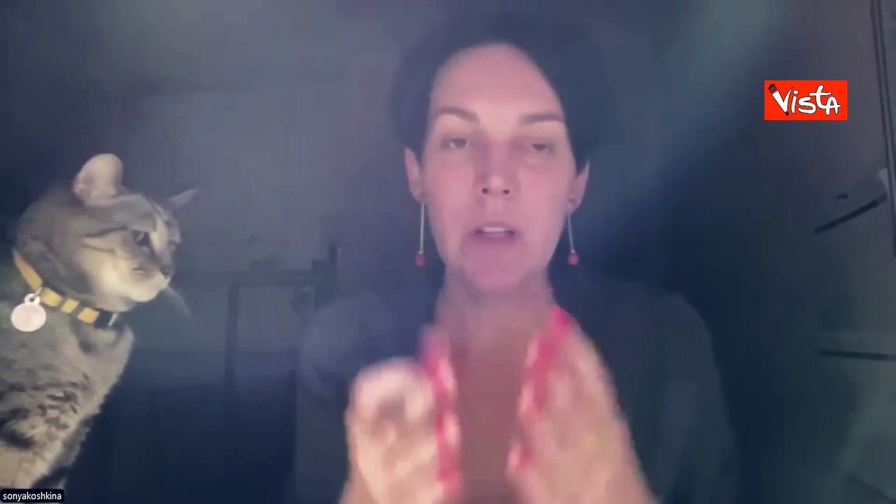 Zelensky interrotto da telefonata Macron durante una conferenza stampa: Scusa Emmanuel, ti richiamo