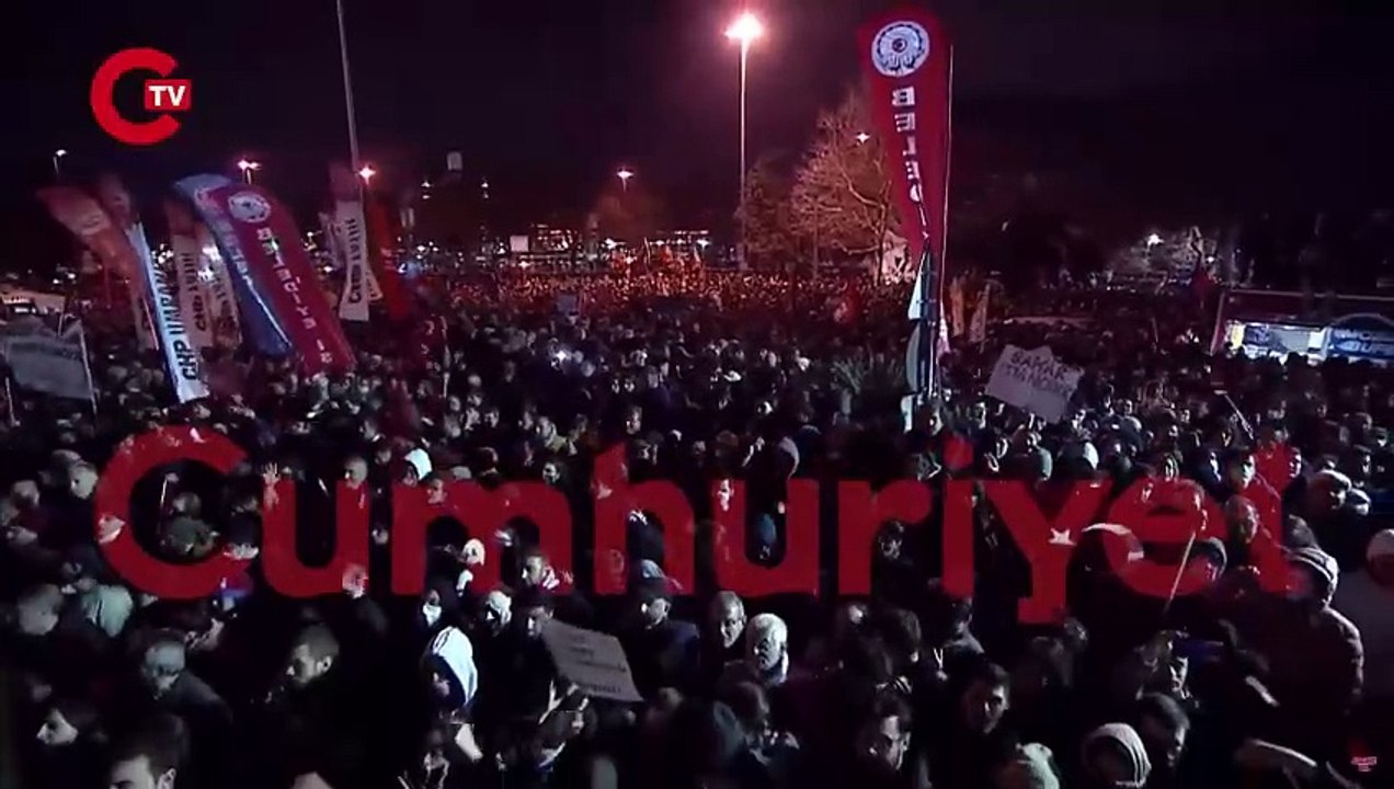 Özgür Özel: Tayyip Bey görüyor musun? Kötülüğün nasıl doldurdu meydanları? Bu meydanlar, sana sesleniyor. İstifanı istiyor. Sen ki milletin Ekrem Başkan'a verdiği görevi, oyu yok sayarsın. Millet de artık seni yok sayıyor, istifaya davet ediyor.