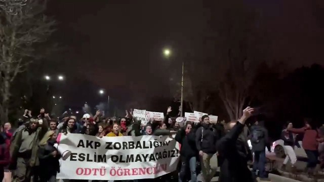 Hacettepe öğrencileri barikatı aşarak ODTÜ Kampüsü'ne ulaştı