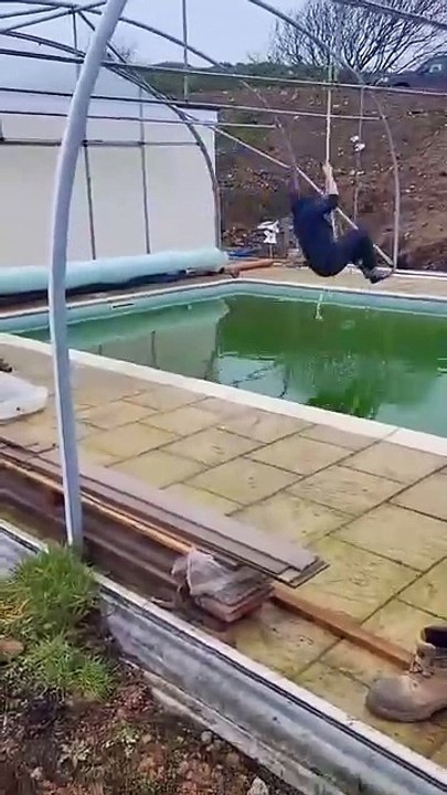 Jouer à Tarzan au dessus d'une piscine #Fail