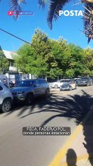 Estudiantes no respetan la parada de autobus y la usan de estacionamiento