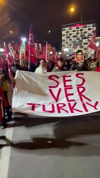 Ankara'da yurttaşlar, plastik mermi ve biber gazlı saldırıya uğrayan öğrencilere destek olmak için ODTÜ'ye yürüyor!