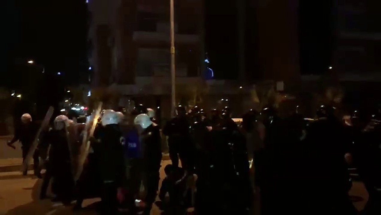 İzmirli öğrenciler AK Parti İzmir’e yürüdü: Kolluktan müdehale!