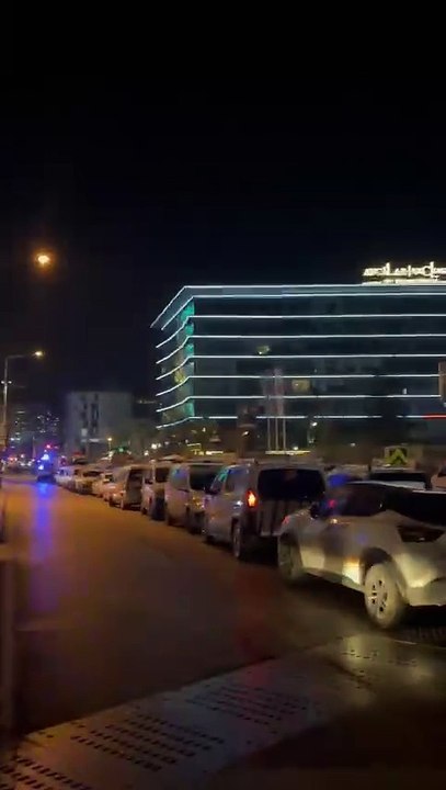 İZMİR AK PARTİ BİNASI ÖNÜNDE ARABALI BARİKAT!