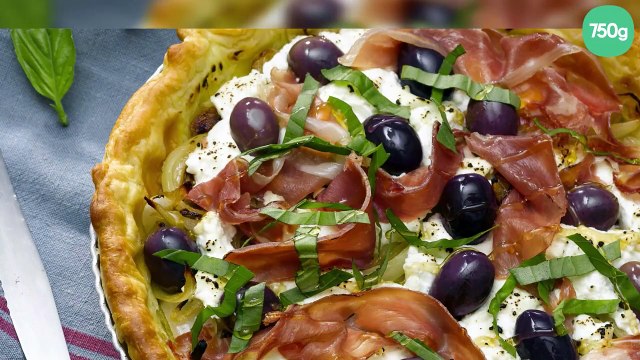 Tarte fine olives, chèvre frais et jambon Serrano