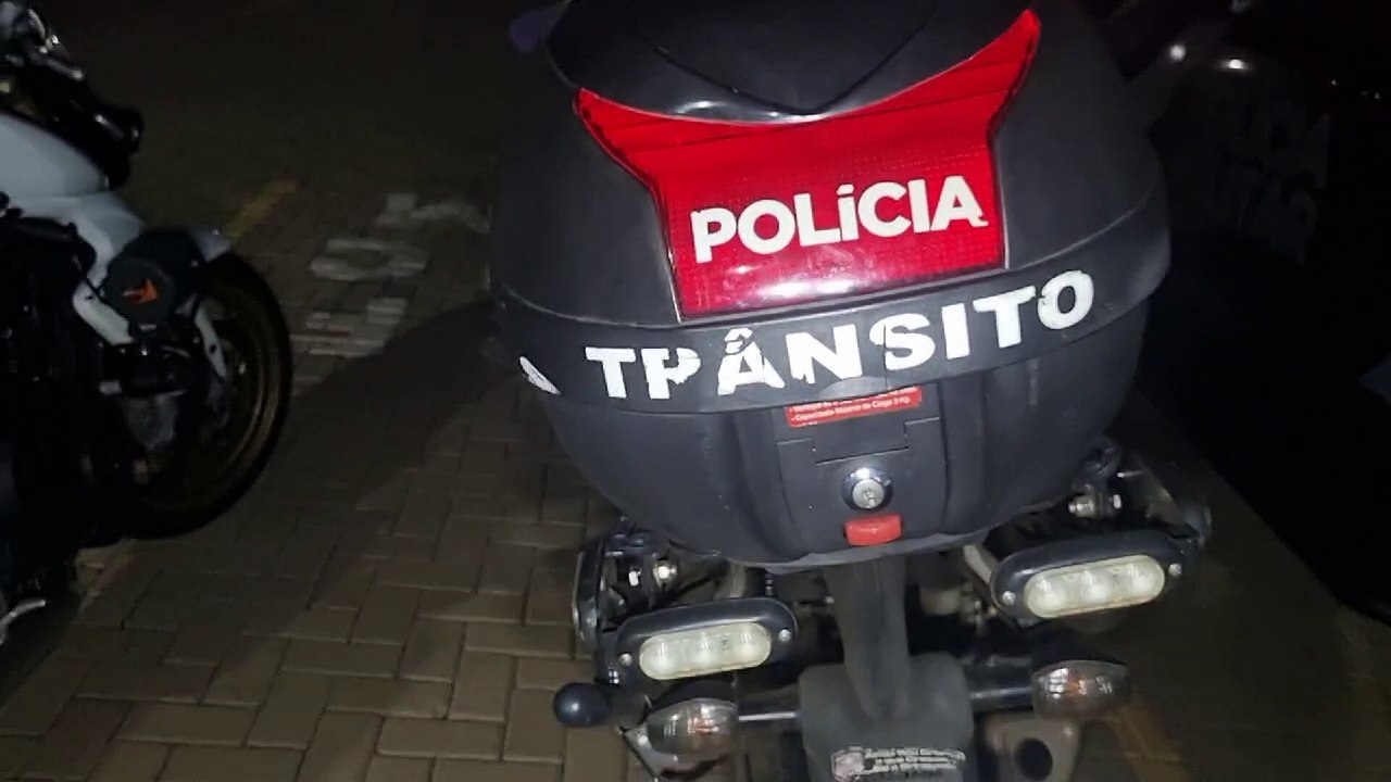 Rapaz é abordado ao ser flagrado fumando cigarro de maconha
