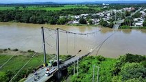 Un muerto y dos desaparecidos por colapso de puente colgante en Ecuador
