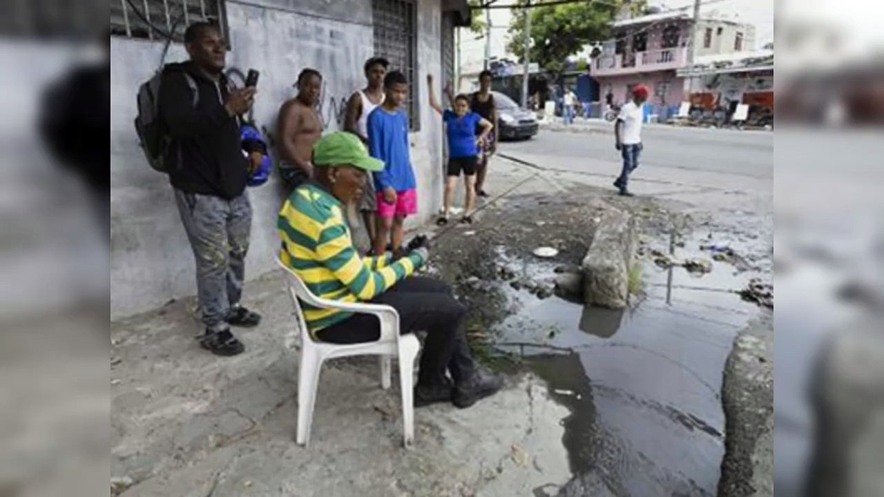 Vecinos claman por solución de agua estancada