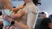 Waw Pramugari Cantik Super Air Jet lagi Gendong Penumpang dalam Pesawat