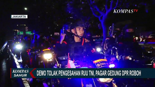 Pagar Gedung DPR Roboh! Begini Suasana Demo Mahasiswa Tolak Pengesahan RUU TNI