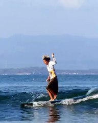 Flora Christin, Atlet Peselancar Longboard Wanita Pertama Indonesia Yang Mengenakan Kebaya Saat Melakukan Aksinya