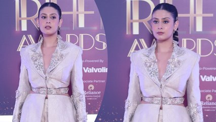 Isha Malviya Graces The Grand Showsha Reel Awards In Her Shiny-Shimmery Avatar | Red Carpet