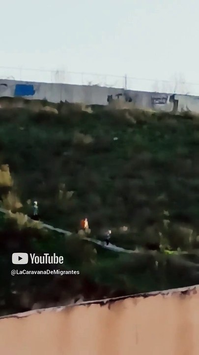cruzando la frontera por el cerro de los misterios caravana de migrantes #shorts #tijuana #asilo
