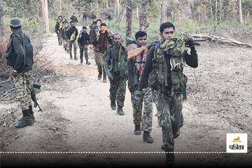 जवानों को शाबाशी देते अफसर