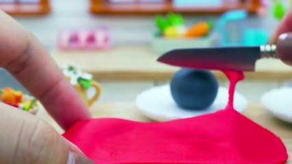There Are Many Types of Cakes, But Have You ever seen a Cake in the Shape of a Coke Can? [Mini Kitchen]