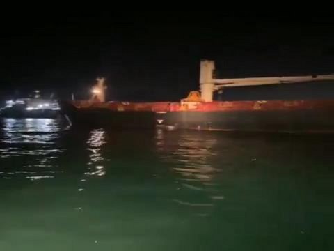 Ahırkapı'da yük gemisi karaya oturdu