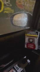 Las angustiosas imágenes de esta persona que se ve atrapada en su coche tras inundarse su barrio